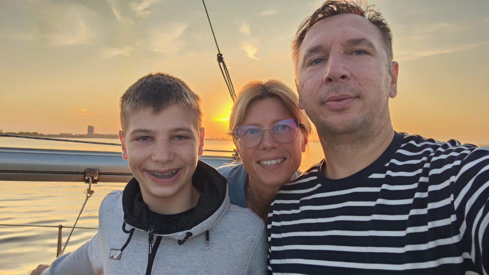 Family enjoying an evening on the Luise-M, a 28ft Friendship sailboat, drifting on the Gooimeer, with dinner and fishing activities